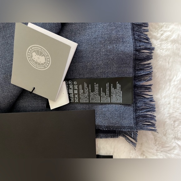 Woven LOGO scafr Canada Goose Ladies Navy - Picture 10 of 14